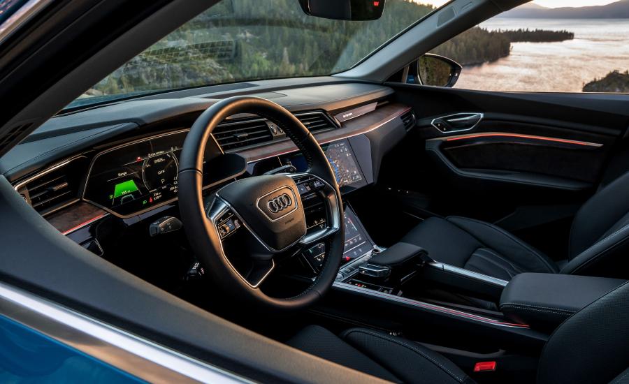 Интерьер Audi e-tron 55 Quattro 2019 года  (NA) (фото 27 из 40)